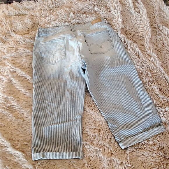 Blue and white striped Levi's capris - Picture 3 of 11